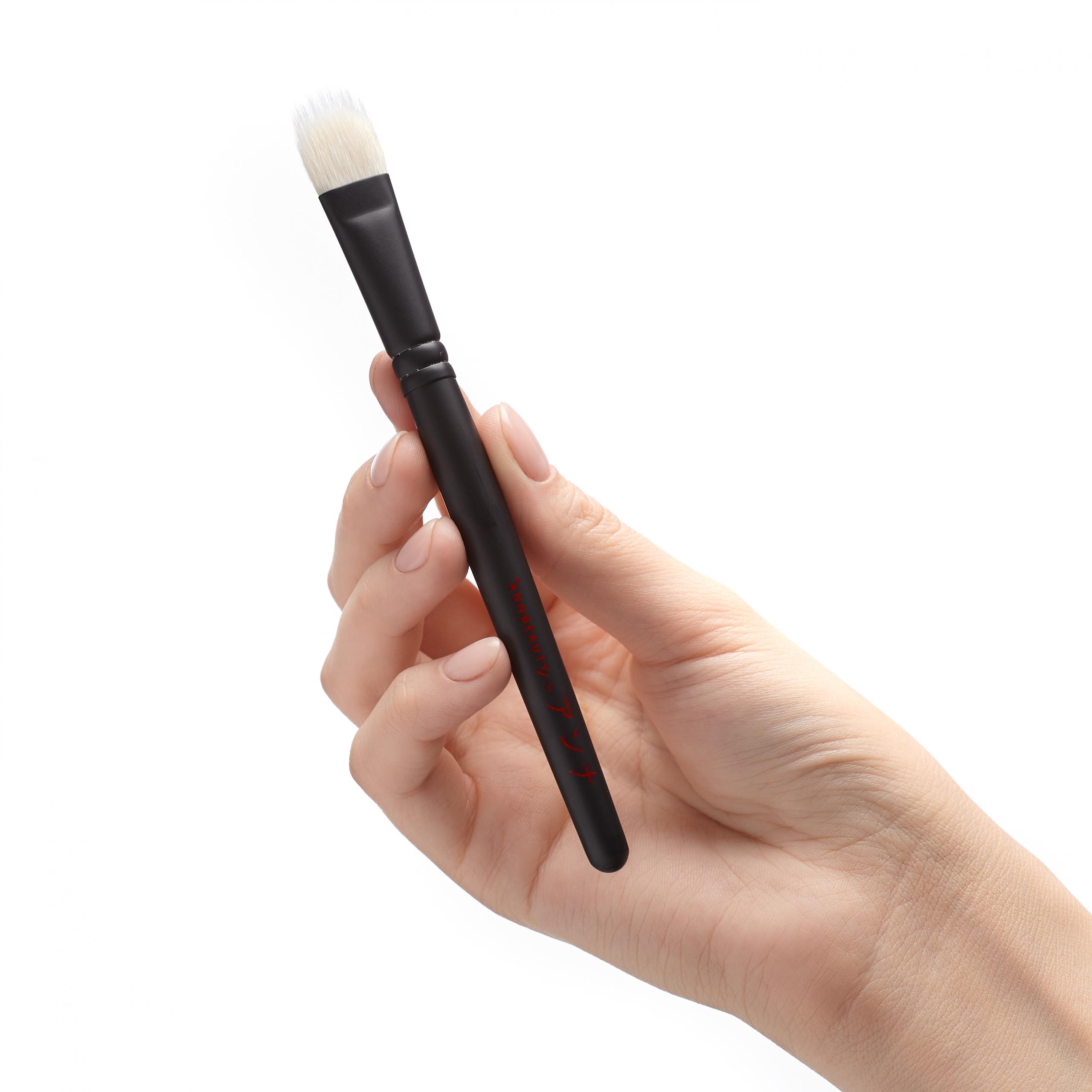 Annbeauty S20 Concealer Brush in hand