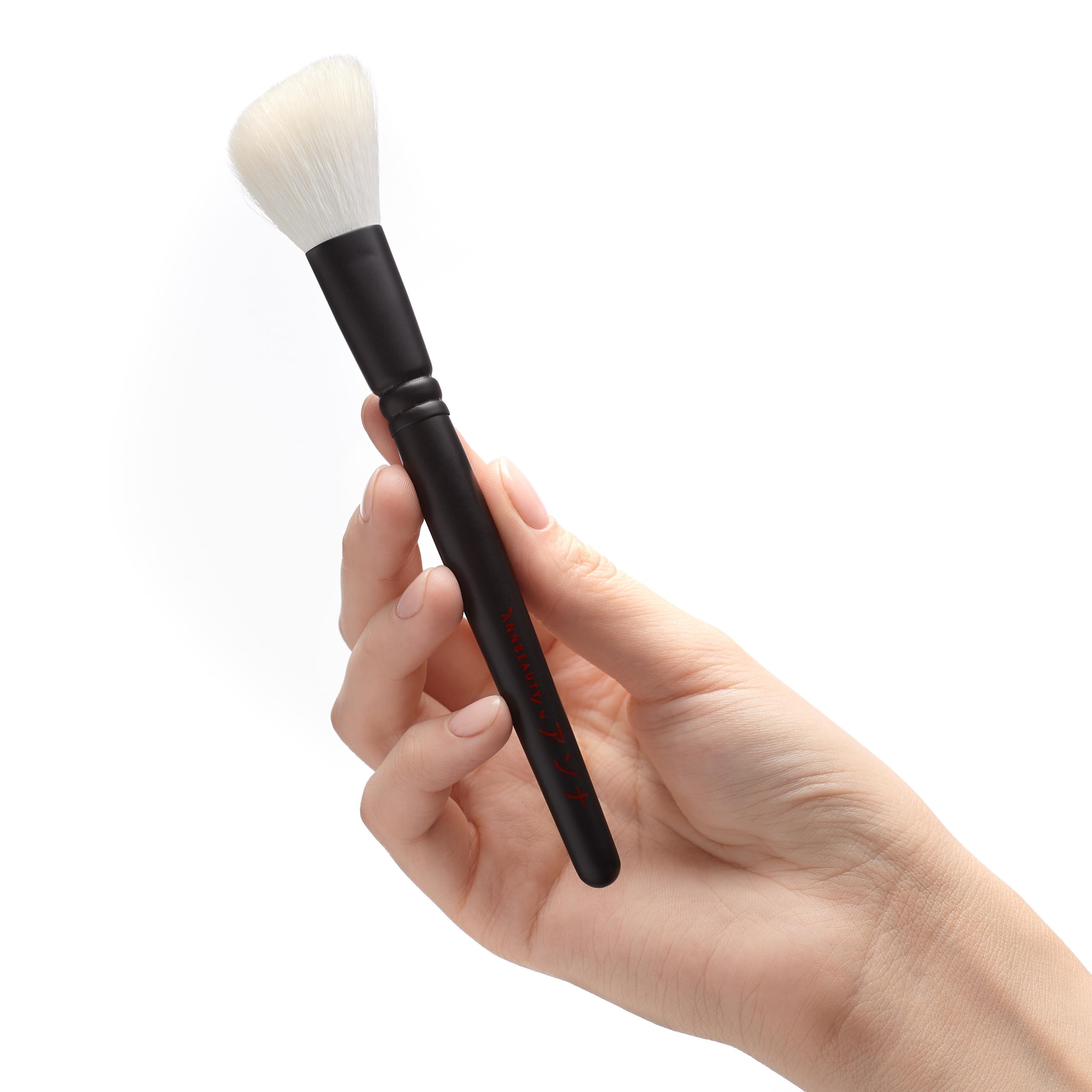 Annbeauty S22 Sculpting Brush in hand